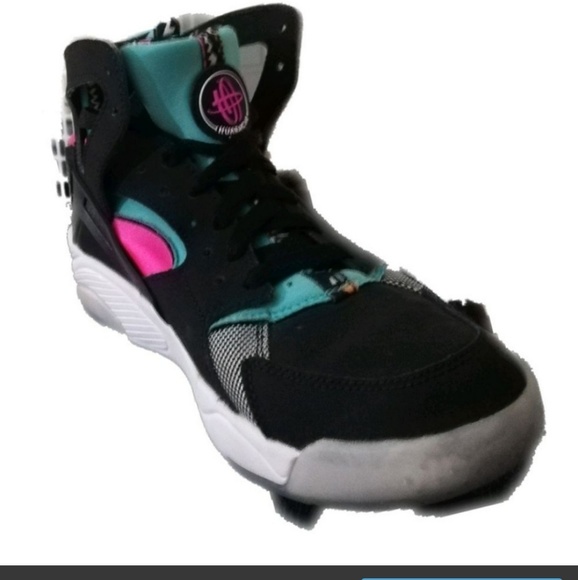 black and pink huaraches